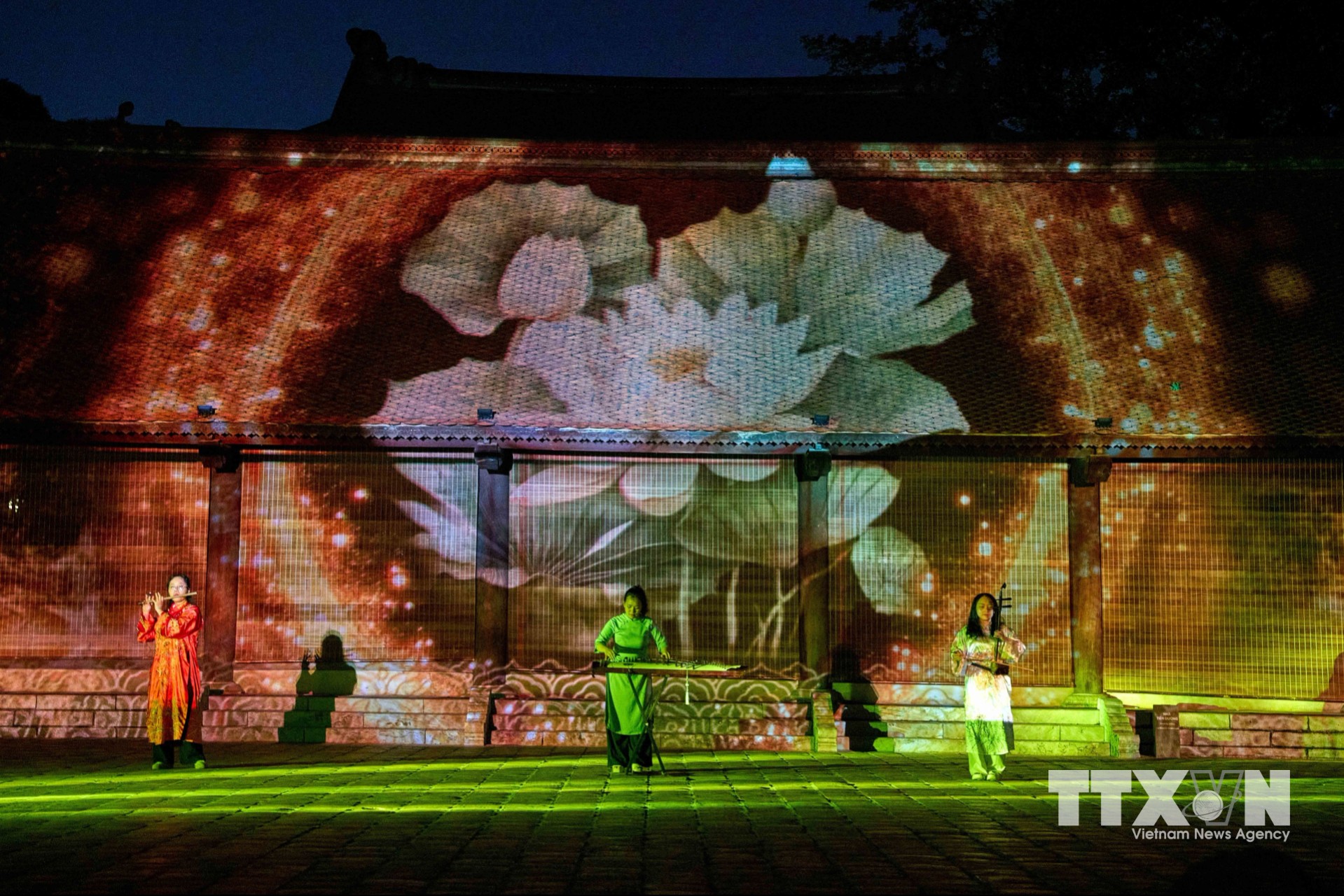 Điểm nhấn của tour đêm Văn Miếu là phần trình chiếu 3D Mapping về những câu chuyện liên quan đến trường đại học lâu đời nhất của Việt Nam. (Ảnh: Khánh Hoà/TTXVN)